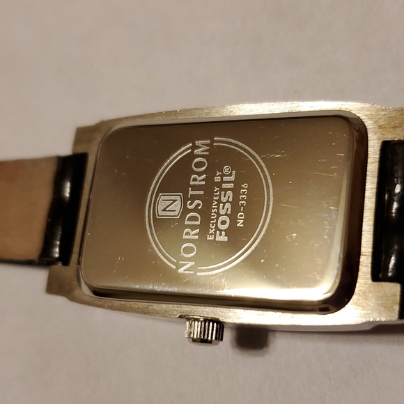 FOSSIL Watch, Silver Finish, Genuine Black Leather Band. Has date calendar. - Picture 8 of 8